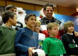 Fabregas ký tặng 'Ông già Noel'