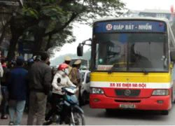 Hà Nội: &#8220;Thót tim&#8221; vụ xe buýt chèn taxi trên phố