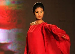 HH Ngọc Hân bản lĩnh trên sàn catwalk