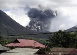 Indonesia: Người dân hốt hoảng vì núi lửa phun trào