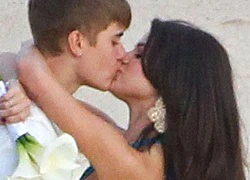 Justin và Selena "khóa môi" ngọt ngào ở đám cưới bạn thân