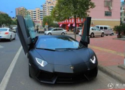 Lamborghini Aventador đen mờ &#8216;đốt cháy&#8217; đường phố