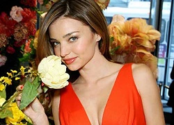 Miranda Kerr giữ &#8216;phom&#8217; bằng nước quả nhàu