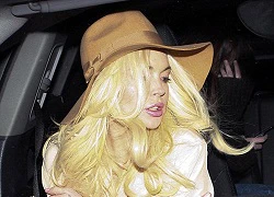 Môi Lindsay Lohan sưng vù