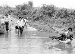 Ngâm mình dưới nước chờ... đưa con đi học