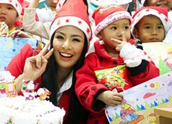 Ngọc Hân vui Noel với các bệnh nhi