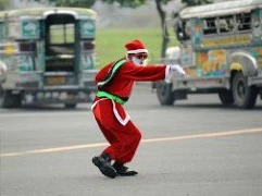 Ông già Noel điều khiển giao thông trên đường