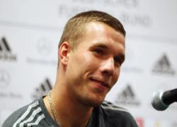 Podolski 'bỏ quên' bé gái gặp nạn