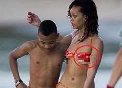 Rihanna lộ ngực trần vì mặc bikini quá bé và mỏng