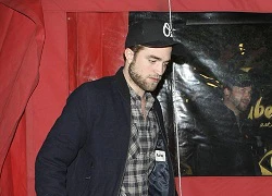 Robert Pattinson bị bắt gặp đi với cô nàng lạ mặt