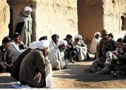 Taliban được trả tiền để học làm...dân thường