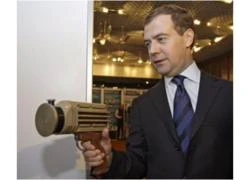 Tổng thống Medvedev "thân mật" bên mỹ nữ tóc vàng