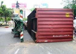 TPHCM: Hoảng loạn vì container tuột chốt, lật ngang đường