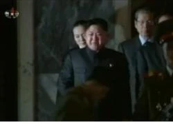 VIDEO: Đại tướng Jong Un khóc nghẹn bên linh cữu cha