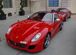 Video Ferrari 599 SA Aperta 'thắp lửa' trên phố