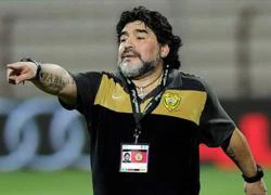 Xô xát với đồng nghiệp, Maradona bị treo giò 3 trận