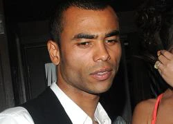 Ashley Cole sắp có "bãi đáp" mới