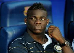 Balotelli ghé trường học... đi tiểu nhờ