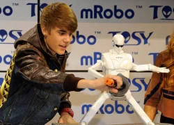 Bieber nghịch robot Việt Nam khiến fan phát cuồng