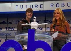 Ca sĩ Justin Bieber giới thiệu loa di động mRobo của TOSY Việt Nam