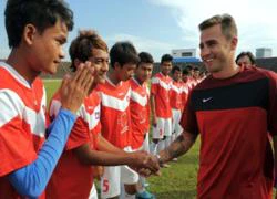 Cannavaro được chào đón ở Campuchia