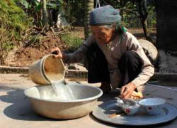 Cụ bà bạo bệnh chăm hai con mù lòa, ngớ ngẩn