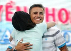 Fan nữ hôn từ biệt Cannavaro