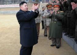 Lính Triều Tiên trào lệ vì được Kim Jong-Un thăm