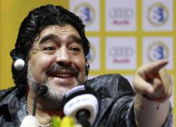 Maradona: Pele giống như... một con búp bê