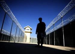 Nhà tù Guantanamo vẫn đứng sừng sững sau 10 năm