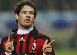 Nhờ bồ già, Pato được Milan giữ lại