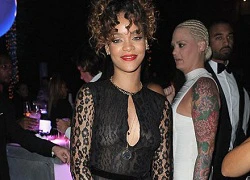 Rihanna mặc váy ren lộ liễu