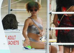 Rihanna siêu nóng bỏng trong áo tắm 3 mảnh