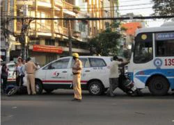 Rối loạn ở ngã tư, xe máy bị xe buýt, taxi chẹt cứng