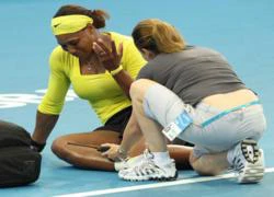 Serena Williams đau quằn quại trên sân