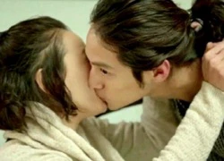 "Thiên thần" Kim Bum "khóa môi" với gái lạ