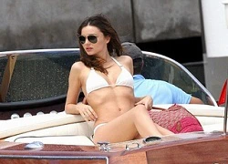 &#8220;Thiên thần&#8221; Miranda Kerr lả lơi trong nắng vàng