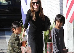 Angelina Jolie đưa con đi chơi tại Đức