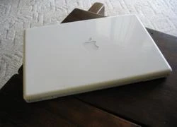 Apple chính thức khai tử loại MacBook màu trắng