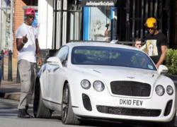 Balotelli giơ ngón tay thối khiêu khích paparazzi