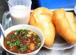 Bánh mì sốt vang Cửa Nam, chật chội vẫn đông khách