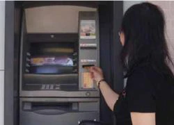 Bắt quả tang dùng thẻ ATM giả rút tiền tại TP.HCM