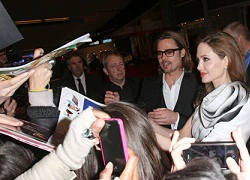 Brangelina vui vẻ ký tặng fans tại Pháp