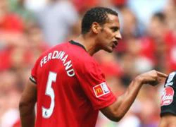 "Cần câu cơm" của Rio Ferdinand sắp gãy!