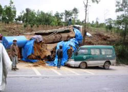 Chở quá tải, nhiều xe "chổng vó"