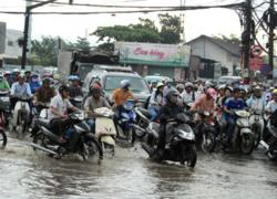 Giao thông Sài Gòn rối loạn vì mưa lớn trái mùa