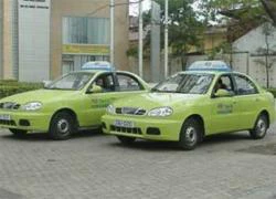 Hành khách dí dao vào cổ cướp taxi