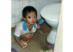 Hầu tòa vì xích chân con trong toilet