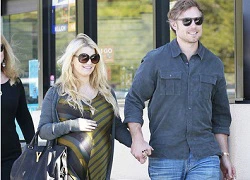 Jessica Simpson: Mang bầu bự vẫn đi giày cao gót