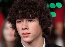 Nick Jonas chia tay bạn gái hơn 8 tuổi